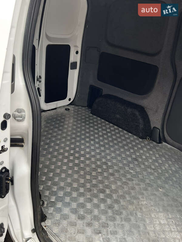 Вантажний фургон Nissan NV200 2017 в Дніпрі