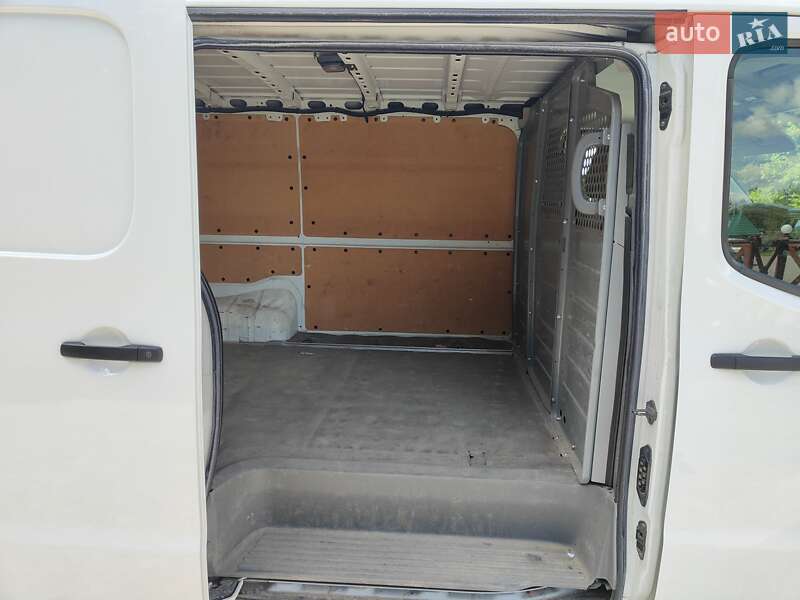 Грузовой фургон Nissan NV2500 2017 в Львове