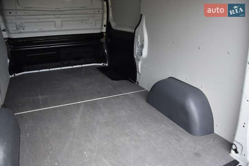 Вантажний фургон Nissan NV300 2021 в Львові