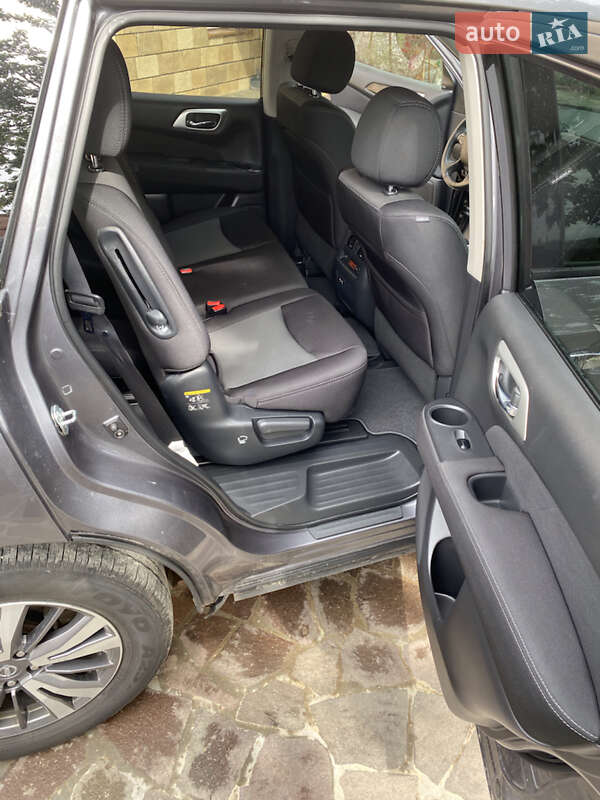 Внедорожник / Кроссовер Nissan Pathfinder 2017 в Черновцах