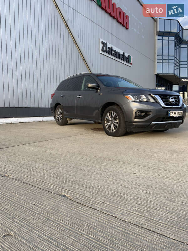 Внедорожник / Кроссовер Nissan Pathfinder 2017 в Черновцах