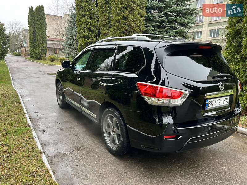 Внедорожник / Кроссовер Nissan Pathfinder 2014 в Ровно
