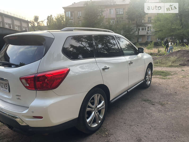 Внедорожник / Кроссовер Nissan Pathfinder 2016 в Кривом Роге
