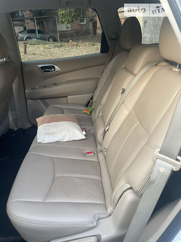 Внедорожник / Кроссовер Nissan Pathfinder 2016 в Кривом Роге