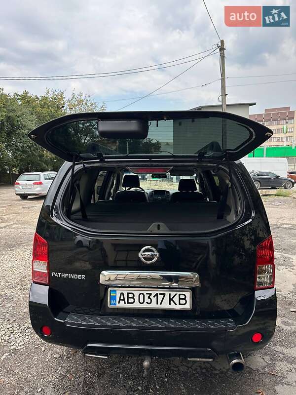 Внедорожник / Кроссовер Nissan Pathfinder 2011 в Черновцах