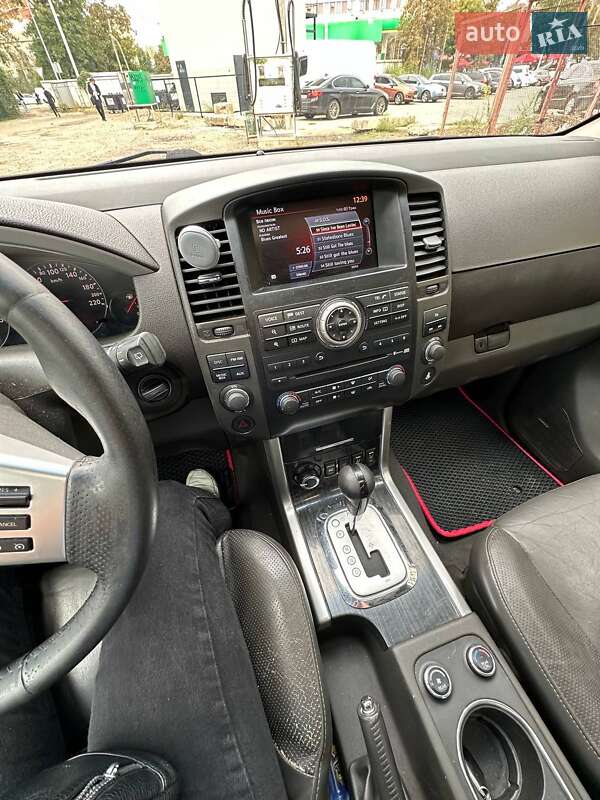 Внедорожник / Кроссовер Nissan Pathfinder 2011 в Черновцах