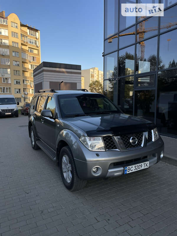 Внедорожник / Кроссовер Nissan Pathfinder 2007 в Новояворовске