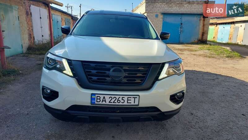 Позашляховик / Кросовер Nissan Pathfinder 2017 в Олександрії