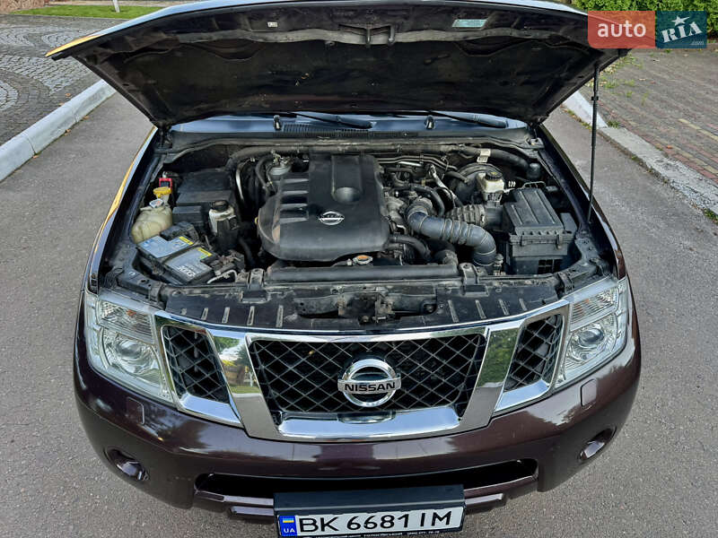 Внедорожник / Кроссовер Nissan Pathfinder 2011 в Ровно