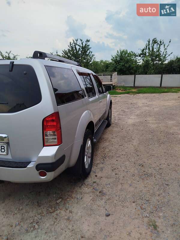 Позашляховик / Кросовер Nissan Pathfinder 2006 в Чернівцях