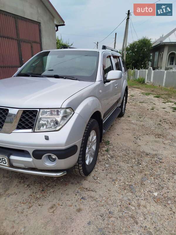 Позашляховик / Кросовер Nissan Pathfinder 2006 в Чернівцях