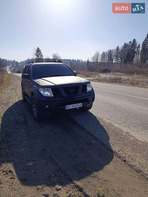 Внедорожник / Кроссовер Nissan Pathfinder 2004 в Сторожинце