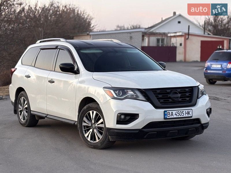 Внедорожник / Кроссовер Nissan Pathfinder 2017 в Александрие