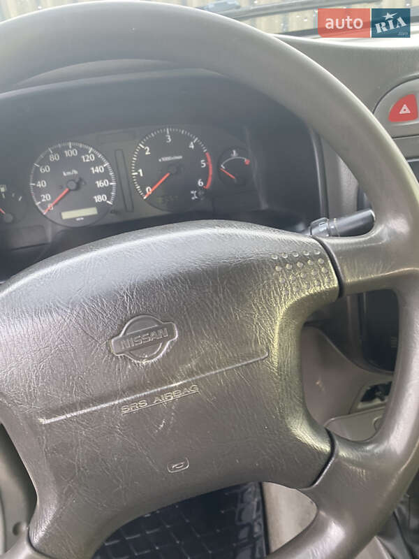 Внедорожник / Кроссовер Nissan Patrol 2000 в Сторожинце