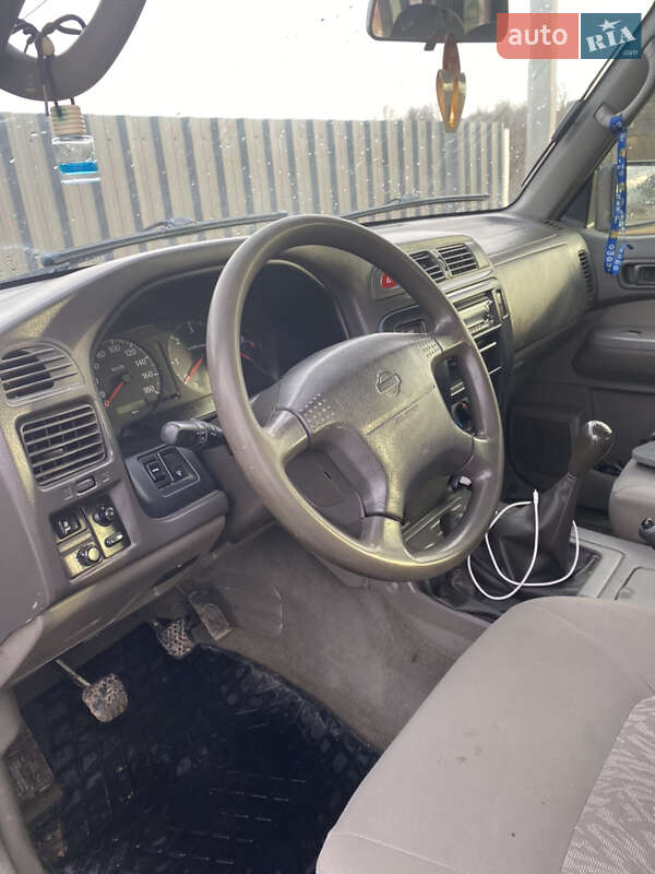 Внедорожник / Кроссовер Nissan Patrol 2000 в Сторожинце