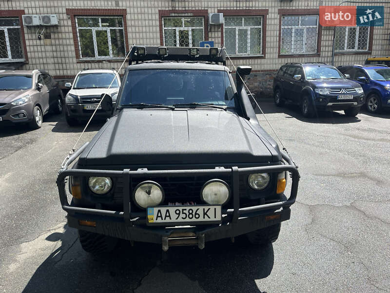 Внедорожник / Кроссовер Nissan Patrol 1995 в 
