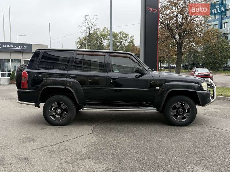 Позашляховик / Кросовер Nissan Patrol 2005 в Києві