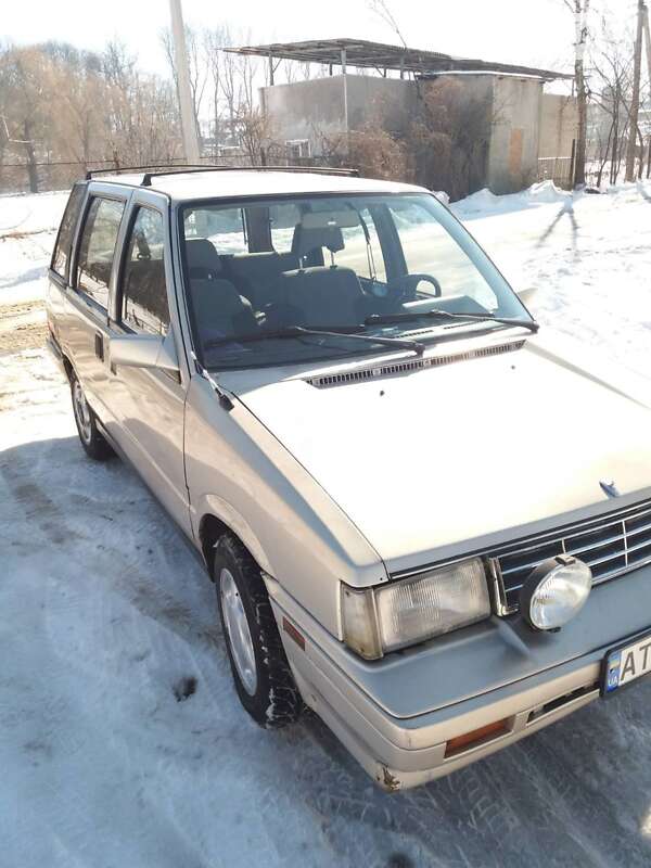 Nissan Prairie 1986