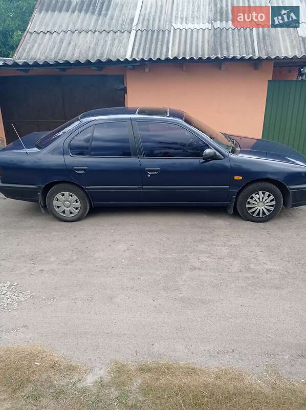 Седан Nissan Primera 1990 в Миргороді