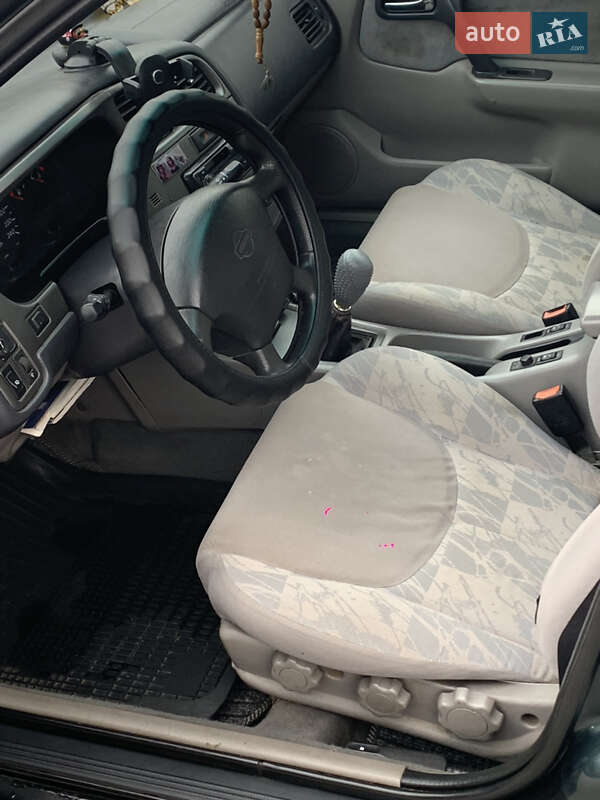 Седан Nissan Primera 2001 в Києві