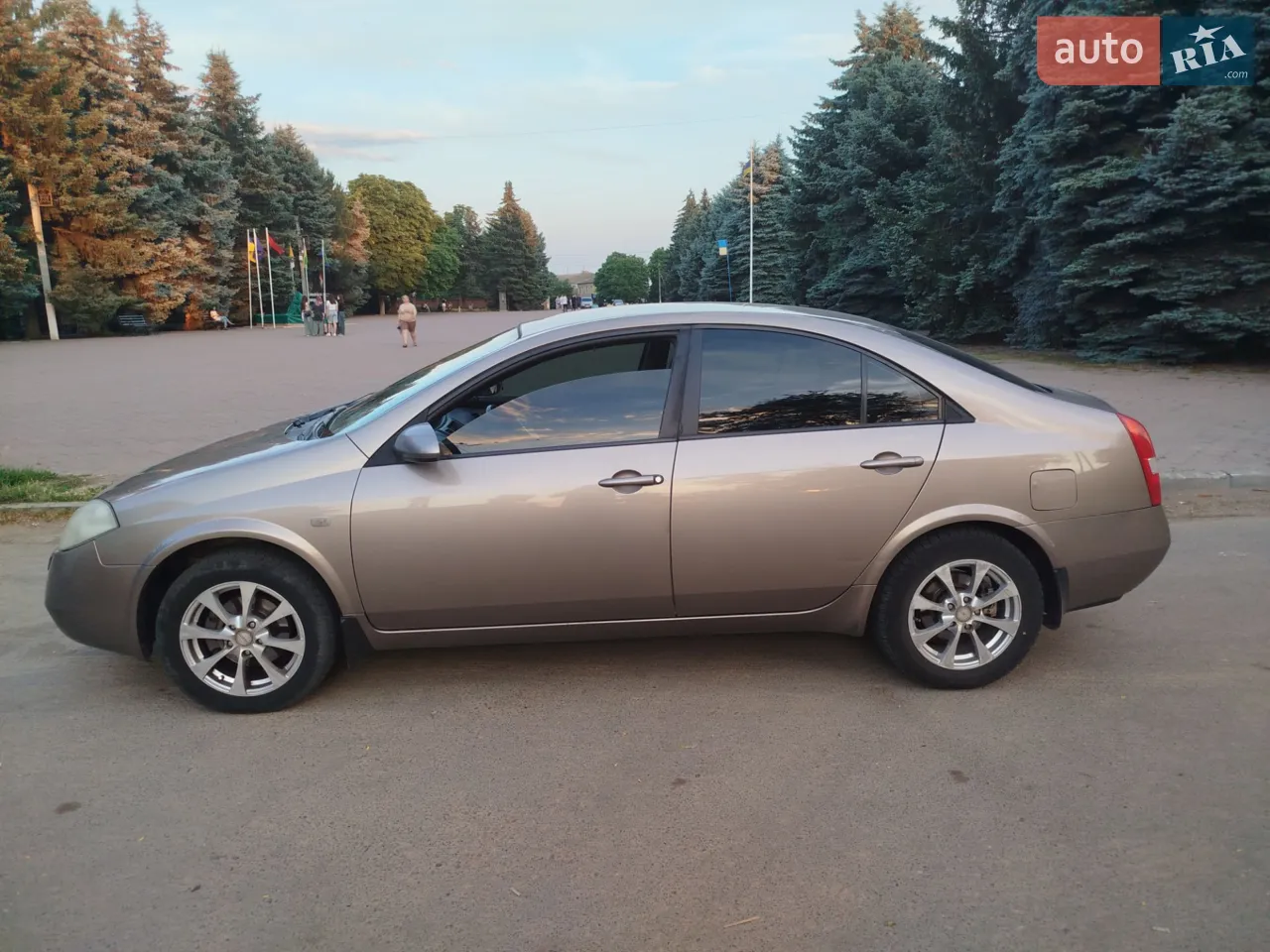 Замінені водійські двері, треба пофарбувати , незначні сколи по кузову.