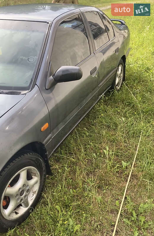 Седан Nissan Primera 1993 в Надвірній