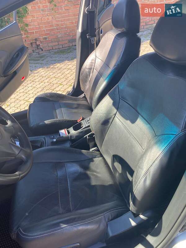 Седан Nissan Primera 2003 в Чернівцях