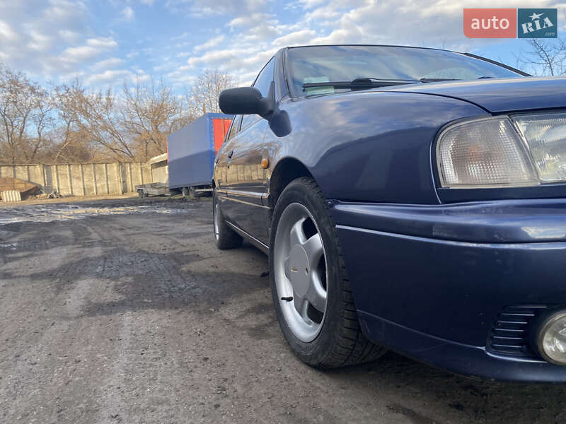 Седан Nissan Primera 1994 в Шептицькому