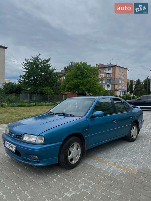 Седан Nissan Primera 1996 в Радивиліві