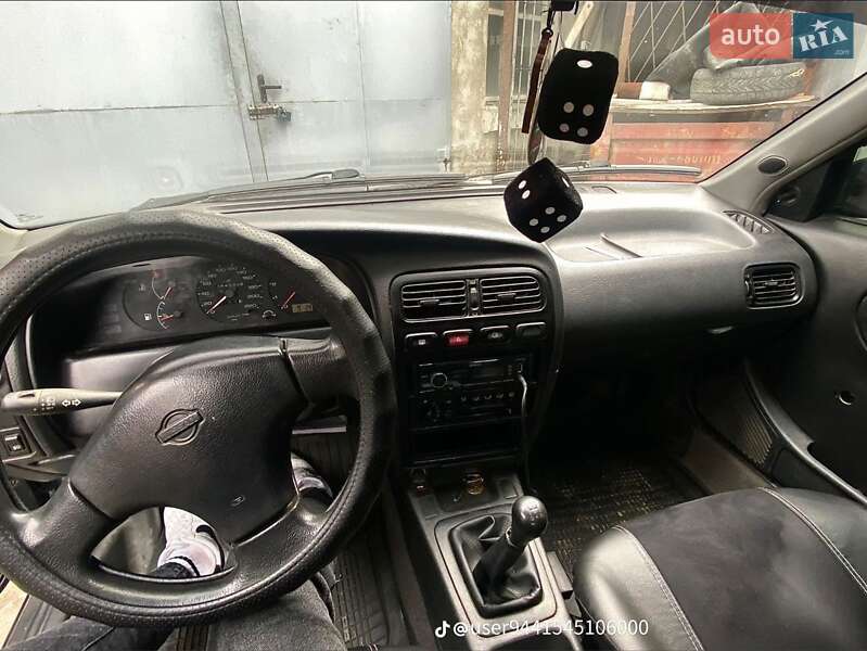 Седан Nissan Primera 1994 в Измаиле