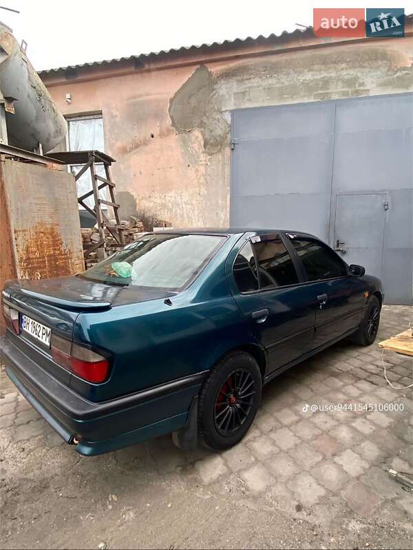 Седан Nissan Primera 1994 в Измаиле