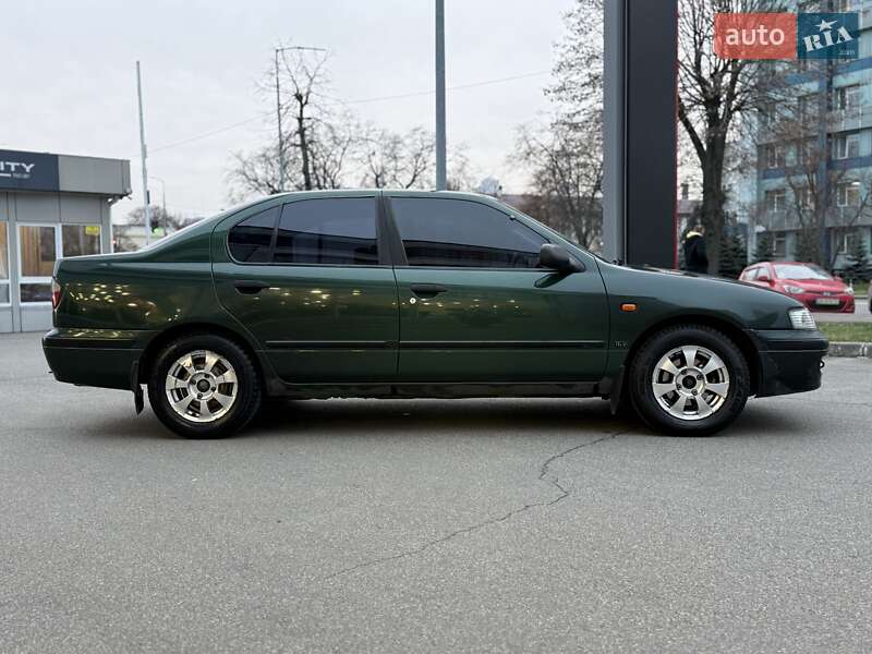 Седан Nissan Primera 1996 в Киеве