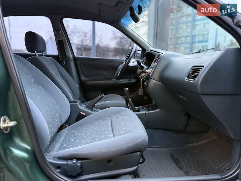 Седан Nissan Primera 1996 в Киеве
