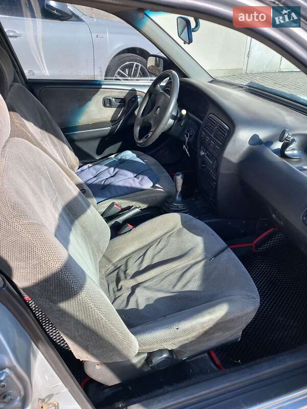 Седан Nissan Primera 1992 в Борщеве