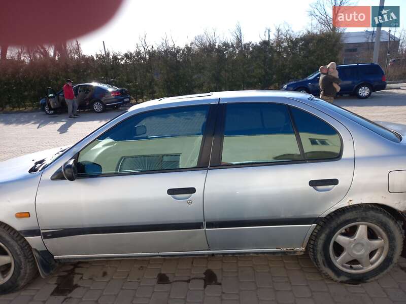 Седан Nissan Primera 1992 в Борщеве
