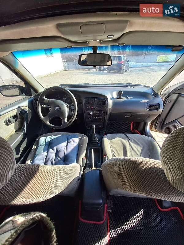 Седан Nissan Primera 1992 в Борщеве