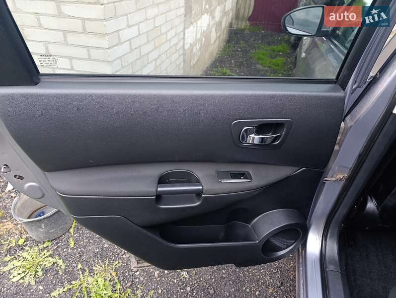 Внедорожник / Кроссовер Nissan Qashqai+2 2011 в Нововолынске