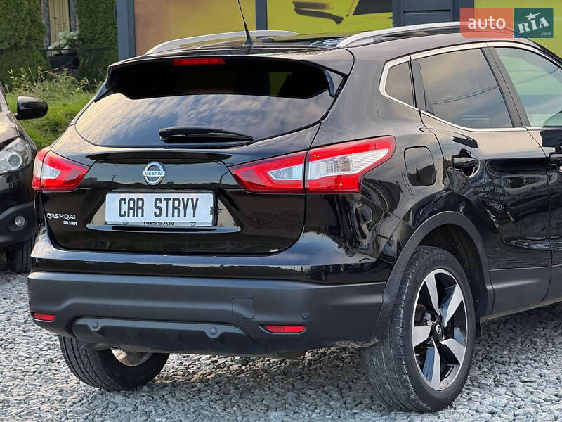 Позашляховик / Кросовер Nissan Qashqai 2015 в Стрию