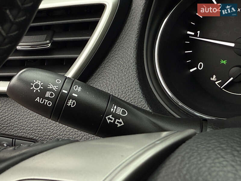 Позашляховик / Кросовер Nissan Qashqai 2015 в Стрию