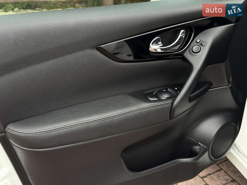 Позашляховик / Кросовер Nissan Qashqai 2015 в Стрию