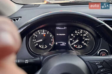 Внедорожник / Кроссовер Nissan Rogue Sport 2017 в 