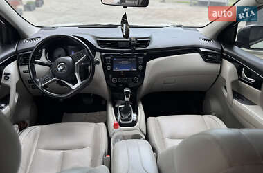 Внедорожник / Кроссовер Nissan Rogue Sport 2018 в 