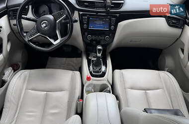 Внедорожник / Кроссовер Nissan Rogue Sport 2018 в 