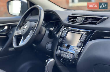 Внедорожник / Кроссовер Nissan Rogue Sport 2017 в 