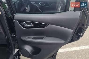Внедорожник / Кроссовер Nissan Rogue Sport 2017 в 