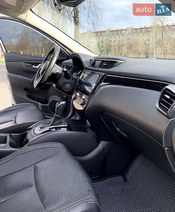 Внедорожник / Кроссовер Nissan Rogue Sport 2017 в Киеве