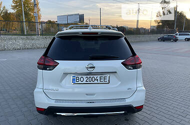 Внедорожник / Кроссовер Nissan Rogue 2018 в 
