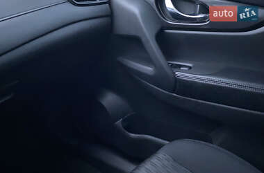 Внедорожник / Кроссовер Nissan Rogue 2018 в 
