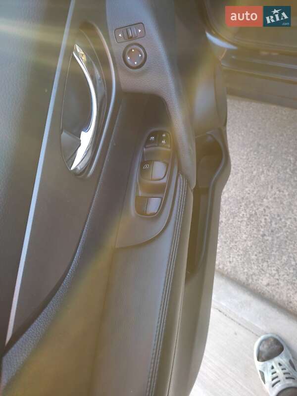 Внедорожник / Кроссовер Nissan Rogue 2015 в Львове