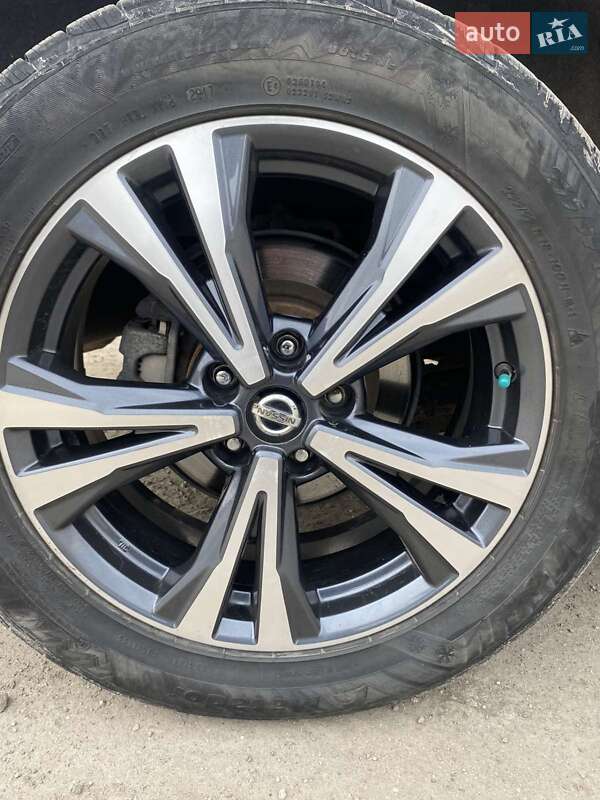 Внедорожник / Кроссовер Nissan Rogue 2017 в Золочеве
